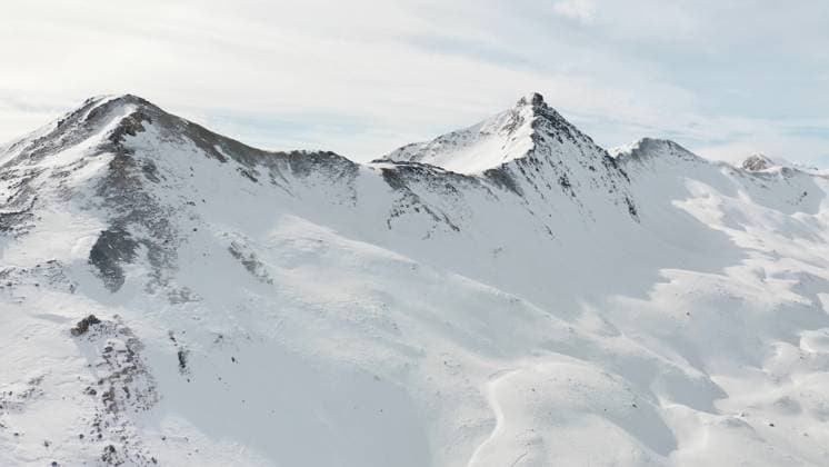Panoramablick auf verschneite Berge im alpinen Skigebiet in Livigno, Italien. Schnee Bergkette Landschaft auf Wintertag. Panoramablick auf verschneite Berge im alpinen Skigebiet in Livigno, Italien. Schnee Bergkette Landschaft auf Wintertag. (License=RF) Copyright: xZoonar.com IgorxZakirovx 23388091