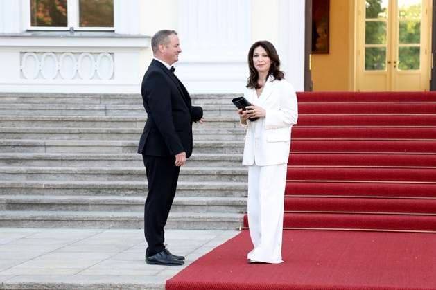 Iris Berben bei der Ankunft zum festlichen Abendessen zur Würdigung des 60-jährigen Jubiläums der Aufnahme diplomatischer Beziehungen zwischen der Bundesrepublik Deutschland und Israel am 12. Mai 1965 im Schloss Bellevue. Berlin, 12.05.2025 *** Iris Berben arriving at the festive dinner to mark the 60th anniversary of the establishment of diplomatic relations between the Federal Republic of Germany and Israel on May 12, 1965 at Bellevue Palace Berlin, 12 05 2025 Foto:xM.xWehnertx xFuturexImagex steinmeier_dinner_5528