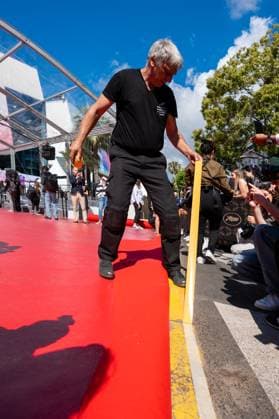 78eme Festival International du Film de Cannes Installation du tapis rouge sur les marches du palais 78th Cannes International Film Festival Red carpet laying on Festivals Palace steps 444061 2025 05 13 sans perso  Copyright: xEstellexCarlierx xStarfacex STAR_444061_002