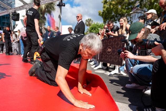 78eme Festival International du Film de Cannes Installation du tapis rouge sur les marches du palais 78th Cannes International Film Festival Red carpet laying on Festivals Palace steps 444061 2025 05 13 sans perso  Copyright: xEstellexCarlierx xStarfacex STAR_444061_003