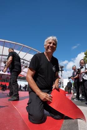 78eme Festival International du Film de Cannes Installation du tapis rouge sur les marches du palais 78th Cannes International Film Festival Red carpet laying on Festivals Palace steps 444061 2025 05 13 sans perso  Copyright: xEstellexCarlierx xStarfacex STAR_444061_004