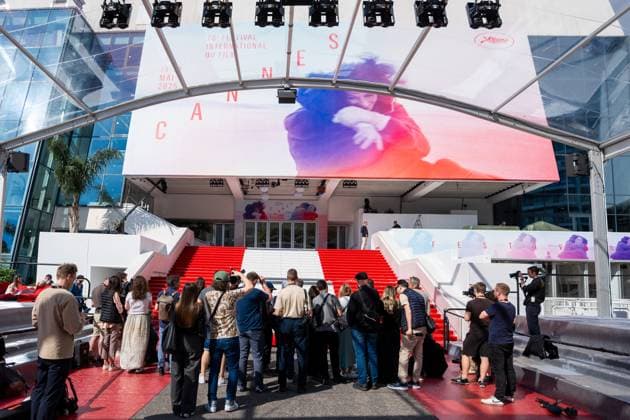 78eme Festival International du Film de Cannes Installation du tapis rouge sur les marches du palais 78th Cannes International Film Festival Red carpet laying on Festivals Palace steps 444061 2025 05 13 sans perso  Copyright: xEstellexCarlierx xStarfacex STAR_444061_006