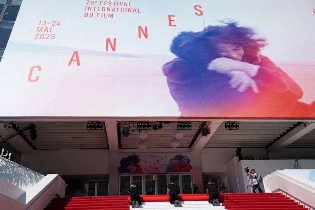 78eme Festival International du Film de Cannes Installation du tapis rouge sur les marches du palais 78th Cannes International Film Festival Red carpet laying on Festivals Palace steps 444061 2025 05 13 sans perso  Copyright: xEstellexCarlierx xStarfacex STAR_444061_007