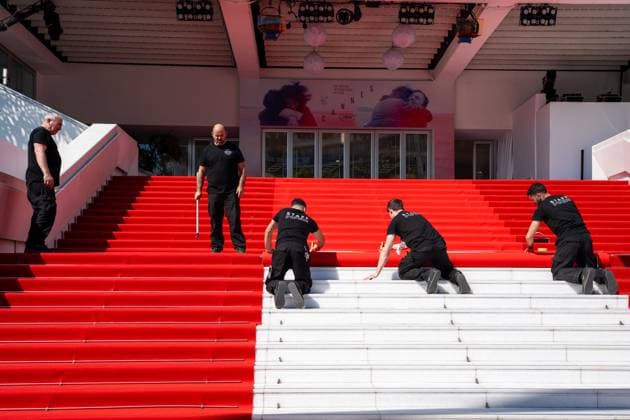 78eme Festival International du Film de Cannes Installation du tapis rouge sur les marches du palais 78th Cannes International Film Festival Red carpet laying on Festivals Palace steps 444061 2025 05 13 sans perso  Copyright: xEstellexCarlierx xStarfacex STAR_444061_008