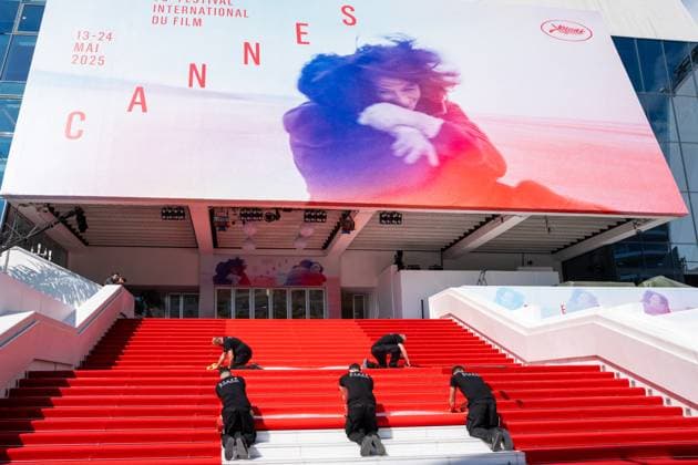 78eme Festival International du Film de Cannes Installation du tapis rouge sur les marches du palais 78th Cannes International Film Festival Red carpet laying on Festivals Palace steps 444061 2025 05 13 sans perso  Copyright: xEstellexCarlierx xStarfacex STAR_444061_009