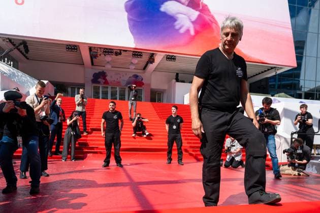 78eme Festival International du Film de Cannes Installation du tapis rouge sur les marches du palais 78th Cannes International Film Festival Red carpet laying on Festivals Palace steps 444061 2025 05 13 sans perso  Copyright: xEstellexCarlierx xStarfacex STAR_444061_010