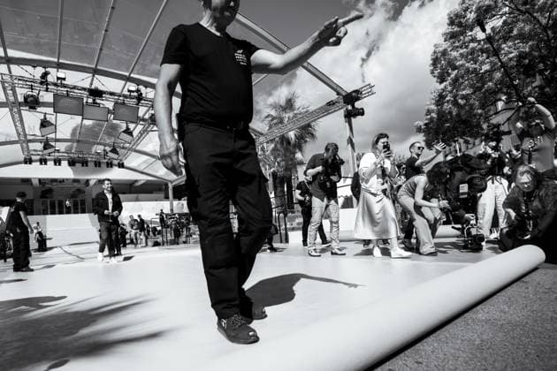 78eme Festival International du Film de Cannes Installation du tapis rouge sur les marches du palais 78th Cannes International Film Festival Red carpet laying on Festivals Palace steps 444061 2025 05 13 sans perso  Copyright: xEstellexCarlierx xStarfacex STAR_444061_011