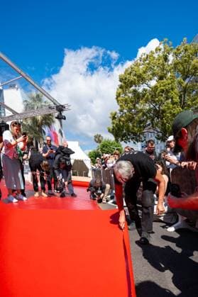 78eme Festival International du Film de Cannes Installation du tapis rouge sur les marches du palais 78th Cannes International Film Festival Red carpet laying on Festivals Palace steps 444061 2025 05 13 sans perso  Copyright: xEstellexCarlierx xStarfacex STAR_444061_013