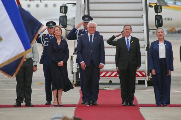 Bilder des Jahres 2025, News 05 Mai News Themen der Woche KW20 Tel Aviv, Israel, 13.05.2025: Reise des Bundespräsidenten nach Israel: Empfang mit Militärischen Ehren, L-R: Elke Büdenbender, Frank-Walter Steinmeier, Isaak Herzog, Michal Herzog *** Tel Aviv, Israel, 13 05 2025 Trip of the Federal President to Israel Reception with military honors, L R Elke Büdenbender, Frank Walter Steinmeier, Isaak Herzog, Michal Herzog Copyright: xdtsxNachrichtenagenturx dts_66653