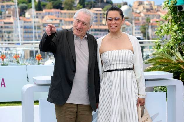 Robert De Niro with girlfriend Tiffany Chen at the photocall on the occasion of the Palme dOr Lifetime Achievement Award at the Festival de Cannes 2025 78 Cannes International Film Festival at the Palais des Festivals Cannes, 13 05 2025 Foto:xD.xBedrosianx xFuturexImagex deniro_5520