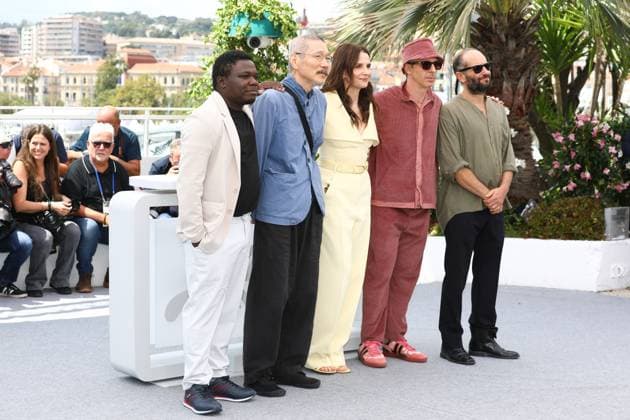 May 13, 2025, Cannes, Cote D azur, France: Jury members DIEUDO HAMADI, HONG SANGSOO, president JULIETTE BINOCHE, JEREMY STRONG and CARLOS REYGADAS pose at the jury photocall at the 78th Annual Cannes Film Festival at Palais des Festivals in Cannes, France Cannes France - ZUMAc179 20250513_zep_c179_054 Copyright: xMickaelxChavetx
