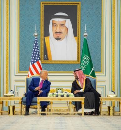 Bilder des Jahres 2025, News 05 Mai News Themen der Woche KW20 News Bilder des Tages President Donald Trump and Saudi Crown Prince Mohammed bin Salman speak during a coffee ceremony at the Royal Terminal of King Khalid International Airport in Riyadh, Saudi Arabia, Tuesday, May 13, 2025.  SAU2025051308 BANDARxAL-JALOUD