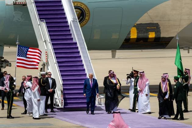US President, Donald Trump, arrives in Saudi Arabia and meets with Saudi Crown Prince, Mohammed bin Salman US President, Donald Trump, arrives in Saudi Arabia and meets with Saudi Crown Prince, Mohammed bin Salman, in Riyadh, Saudi Arabia, on May 13. Photo by White House Office APA Images Riyadh Riyadh Saudi Arabia 130525_Saudi_Arabia_WH_00(4) Copyright: xThisxphotographxisxprovidedxbyxTHExWHITExHOUSExasxaxcourtesyxandxmayxbexprintedxbyxthexsubject(s)xinxthexphotographxforxpersonalxusexonly.xThexphotographxmayxnotxbexmanipulatedxinxanyxwayxandxmayxnotxotherwisexbexreproduced,xdisseminatedxorxbroadcast,xwitxMollyxRileyx