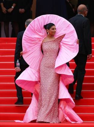 Entertainment Bilder des Tages May 13, 2025, Cannes, Cote D azur, France: FARHANA BODI dazzles on the red carpet for the Opening Ceremony and the Leave One Day Premiere screening at the 78th Annual Cannes Film Festival at Palais des Festivals in Cannes, France Cannes France - ZUMAc179 20250513_zep_c179_072 Copyright: xMickaelxChavetx