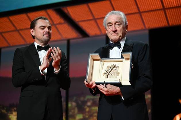 Entertainment Bilder des Tages 78eme Festival International du Film de Cannes Cérémonie douverture Robert De Niro reçoit une Palme dOr 78th International Cannes Film Festival Inside opening ceremony Robert de Niro recieve Achievement golden award 444096 2025 05 13 France DiCaprio, Leonardo De Niro, Robert  Copyright: xSergexArnalx xStarfacex STAR_444096_027
