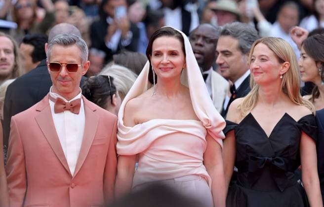 Leave One Day Premiere at 78th Festival de Cannes - Cannes, France CANNES, FRANCE. May 13, 2025: Jeremy Strong, Juliette Binoche & Alba Rohrwacher at the Gala Opening and premiere for Leave One Day at the 78th Festival de Cannes. Picture: Paul Smith Featureflash Cannes France  Copyright: xPaulxSmithx xFeatureflashx