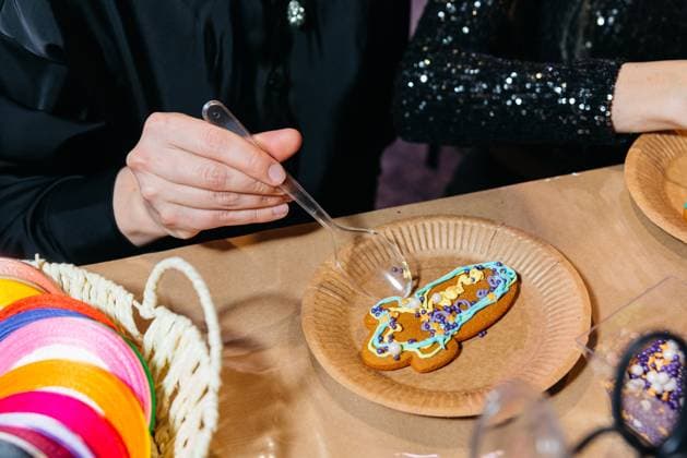 IMAGO Creative, Weihnachten, Food, Backen, Lebkuchen Verzieren eines Lebkuchenplätzchens mit Zuckerguss und Streuseln. Person using a spoon to decorate a gingerbread cookie with colorful icing and sprinkles during a festive holiday craft activity. (License=RF) Copyright: xZoonar.com EkaterinaxKubatinax 23414101