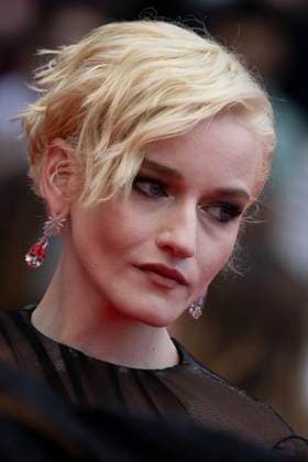 Julia Garner Montée des marches du film Partir un jour pour la cérémonie douverture du 78ème Festival International du Film de Cannes, au Palais des Festivals à Cannes On may 13th 2025 Jacovides Moreau Bestimage Red carpet of the movie Leave One Day for the opening of the 78th Cannes International Film Festival at the Palais des Festivals in Cannes, France On may 13th 2025  Copyright: xJACOVIDES-MOREAUx xBESTIMAGExJACOVIDES-MOREAUx xBESTIMAGEx