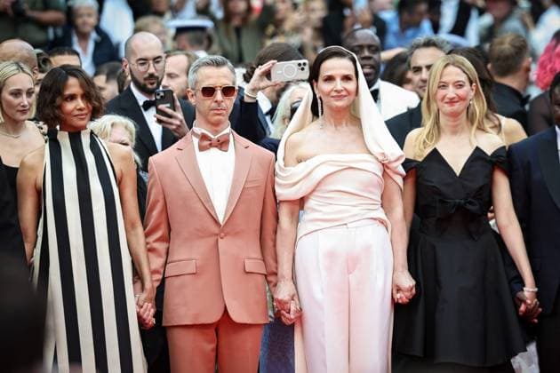 FESTIVAL DE CANNES 2025 PHOTOPQR LE PARISIEN Fred Dugit Cannes 13 05 2025 Culture Cinéma Cannes 06 , le 13 05 2025 78e festival internationale du film de Cannes Montée des marches du film PARTIR UN JOUR Hors Compétition de Amélie Bonnin pour louverture du festival Jury du 78e Festival de Cannes, presided by French actress Juliette Binoche She is surrounded by American actress and filmmaker Halle Berry, Indian director and screenwriter Payal Kapadia, Italian actress Alba Rohrwacher, Franco-Moroccan writer Leïla Slimani, Congolese director, documentary filmmaker and producer Dieudo Hamadi, Korean director and screenwriter Hong Sangsoo, Mexican director, screenwriter and producer Carlos Reygadas and American actor Jeremy Strong Photo LP Fred Copyright: xPHOTOPQR LExPARISIEN MAXPPPxFredxDugitx 20250513LPA3892 20250513LPA3892