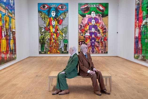 Bilder des Jahres 2025, Entertainment 05 Mai Entertainment Themen der Woche KW20 Gilbert & George Press Preview of Death Hope Life Fear.. - Gilbert & George Centre, London,UK Gilbert Proesch (in green) and George Passmore pose in front of Life and Death (1984) as part of their latest exhibition Death Hope Life Fear.. at Gilbert & George Centre, London, England, UK on Wednesday 14 May, 2025., Credit:Justin Ng Avalon UK, England, London, Gilbert & George Centre  Copyright: xJustinxNgx xAvalonx 0998952498