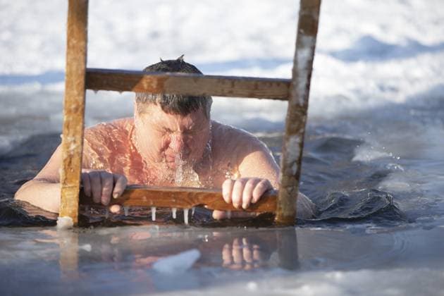 Ein Mann stürzt sich während des Winterfestes der Taufe Jesu in ein Eisloch. Ein Mann schwimmt im Winter in einem Eisloch. Walross Menschen A man plunges into an ice-hole during the winter festival of the baptism of Jesus. A man swims in the ice-hole in winter. Walrus people Copyright: imageBROKER Svetlana ibxiqx13310424.jpg ,model released, Symbolfoto ,property released