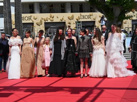 Cannes, 78th Cannes Film Festival 2025 - day 2 - red carpet of Sound Of Falling Cannes, 78th Cannes Film Festival 2025 - day 2 - red carpet of Sound Of Falling In the picture: Luise Heyer, Lea Drinda, Hanna Heckt, Lena Urzendowsky and Susanne Wüst Cannes France  Copyright: xIPA ABACAx