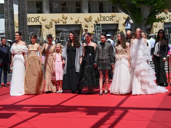 Cannes, France: Cannes, 78th Cannes Film Festival 2025 - day 2 - red carpet of Sound Of Falling In the picture: Luise Heyer, Lea Drinda, Hanna Heckt, Lena Urzendowsky and Susanne Wüst Cannes France  - ZUMAp169 20250514_zea_p169_486 Copyright: xSimonexComix