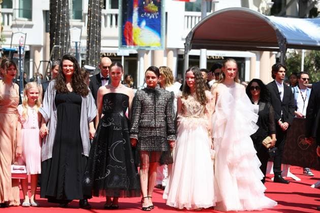 May 14, 2025, Cannes, Cote D azur, France: Cast and crew of Sound of Falling including LUISE HEYER, LEA DRINDA, HANNA HECKT, MASCHA SCHILINSKI, SUSANNE WUST, LENA URZENDOWSKY, LAENI GEISELER, ANDREW BOLTON, LUZIA OPPERMANN and MAREN SCHMITT attend the red carpet for the Sound of Falling Premiere screening at the 78th Annual Cannes Film Festival at Palais des Festivals in Cannes, France Cannes France - ZUMAc179 20250514_zep_c179_162 Copyright: xMickaelxChavetx