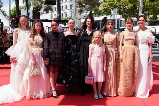 Sound Of Falling Red Carpet NG Luise Heyer, Lea Drinda, a guest, Mascha Schilinski, Hanna Heckt, Susanne Wust, Lena Urzendowsky, Laeni Geiseler and Luzia Oppermann attending the ‘Sound Of Falling’ Screening and Red Carpet at Palais Des Festivals in Cannes, France on May 14 2025 as part of the 78th Cannes Film Festival. Photo by Nicolas Genin ABACAPRESS.COM Cannes France  Copyright: xGeninxNicolas ABACAx