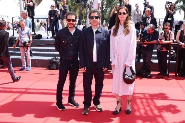 Cannes Sound Of Falling Screening JD Elisha Karmitz, Nathanaël Karmitz and a guest walking the red carpet ahead of the screening of Sound of Falling, presented in Competition, Cannes, France on May 14, 2025 as part of the 78th Cannes Film Festival. Jerome Domine ABACAPRESS.COM Cannes France  Copyright: xDominexJerome ABACAx