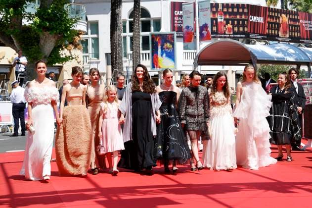 Luise Heyer, Lea Drinda, guest, Mascha Schilinski, Hanna Heckt, Susanne Wuest, Lena Urzendowsky, Laeni Geiseler and Luzia Oppermann at the premiere of the feature film Sound of Falling at the Festival de Cannes 2025 78 Cannes International Film Festival at the Palais des Festivals Cannes, 14 05 2025 Foto:xD.xBedrosianx xFuturexImagex falling_5524