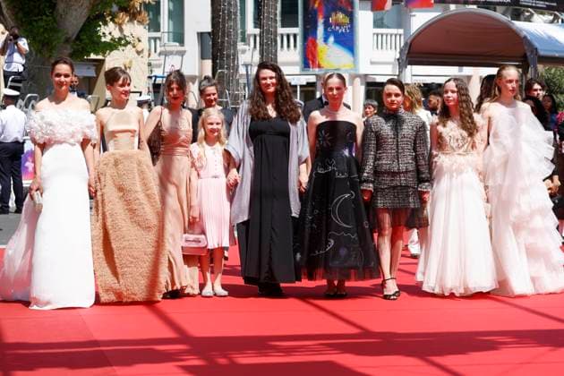 Luise Heyer, Lea Drinda, guest, Mascha Schilinski, Hanna Heckt, Susanne Wuest, Lena Urzendowsky, Laeni Geiseler and Luzia Oppermann at the premiere of the feature film Sound of Falling at the Festival de Cannes 2025 78 Cannes International Film Festival at the Palais des Festivals Cannes, 14 05 2025 Foto:xD.xBedrosianx xFuturexImagex falling_5525