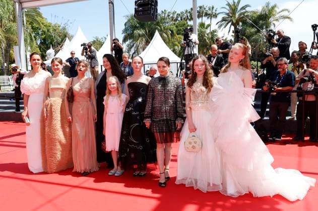 Luise Heyer, Lea Drinda, Guest, Mascha Schilinski, Hanna Heckt, Susanne Wuest, Lena Urzendowsky, Laeni Geiseler and Luzia Oppermann at the premiere of the feature film Sound of Falling at the Festival de Cannes 2025 78 Cannes International Film Festival at the Palais des Festivals Cannes, 14 05 2025 Foto:xD.xBedrosianx xFuturexImagex falling_5527