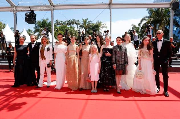 Louise Peters, Fabian Gamper, Maren Schmitt, Luise Heyer, Lea Drinda, guest, Mascha Schilinski, Hanna Heckt, Susanne Wuest, Lena Urzendowsky, Laeni Geiseler and Lucas Schmidt at the premiere of the feature film Sound of Falling at the Festival de Cannes 2025 78 Cannes International Film Festival at the Palais des Festivals Cannes, 14 05 2025 Foto:xD.xBedrosianx xFuturexImagex falling_5531