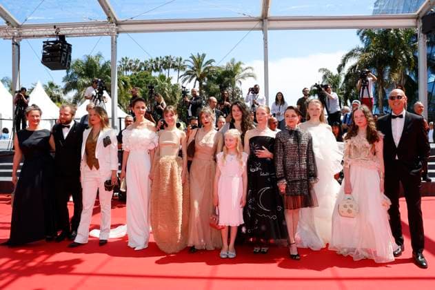 Louise Peters, Fabian Gamper, Maren Schmitt, Luise Heyer, Lea Drinda, guest, Mascha Schilinski, Hanna Heckt, Susanne Wuest, Lena Urzendowsky, Laeni Geiseler and Lucas Schmidt at the premiere of the feature film Sound of Falling at the Festival de Cannes 2025 78 Cannes International Film Festival at the Palais des Festivals Cannes, 14 05 2025 Foto:xD.xBedrosianx xFuturexImagex falling_5532