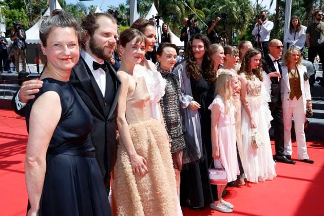 Louise Peters, Fabian Gamper, Luise Heyer, Lea Drinda, guest, Mascha Schilinski, Hanna Heckt, Susanne Wuest, Lena Urzendowsky, Laeni Geiseler, Lucas Schmidt and Maren Schmitt at the premiere of the feature film Sound of Falling at the Festival de Cannes 2025 78 Cannes International Film Festival at the Palais des Festivals Cannes, 14 05 2025 Foto:xD.xBedrosianx xFuturexImagex falling_5534