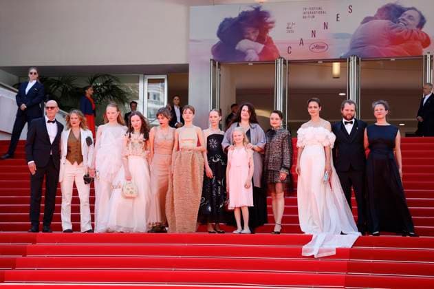 Lucas Schmidt, Maren Schmitt, Luzia Oppermann, Laeni Geiseler, guest, Susanne Wuest, Hanna Heckt, Mascha Schilinski, Lena Urzendowsky, Lea Drinda, Luise Heyer, Fabian Gamper and Louise Peters at the premiere of the feature film Sound of Falling at the Festival de Cannes 2025 78 Cannes International Film Festival at the Palais des Festivals Cannes, 14 05 2025 Foto:xD.xBedrosianx xFuturexImagex falling_5535