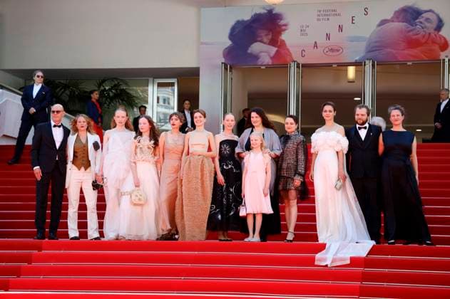 Lucas Schmidt, Maren Schmitt, Luzia Oppermann, Laeni Geiseler, guest, Susanne Wuest, Hanna Heckt, Mascha Schilinski, Lena Urzendowsky, Lea Drinda, Luise Heyer, Fabian Gamper and Louise Peters at the premiere of the feature film Sound of Falling at the Festival de Cannes 2025 78 Cannes International Film Festival at the Palais des Festivals Cannes, 14 05 2025 Foto:xD.xBedrosianx xFuturexImagex falling_5536