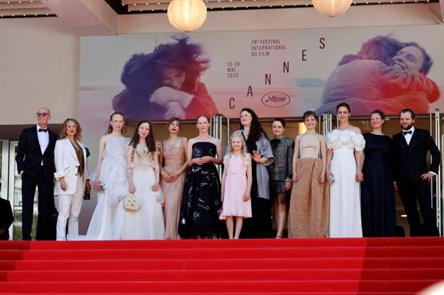 Lucas Schmidt, Maren Schmitt, Luzia Oppermann, Laeni Geiseler, guest, Susanne Wuest, Hanna Heckt, Mascha Schilinski, Lena Urzendowsky, Lea Drinda, Luise Heyer, Louise Peters and Fabian Gamper at the premiere of the feature film Sound of Falling at the Festival de Cannes 2025 78 Cannes International Film Festival at the Palais des Festivals Cannes, 14 05 2025 Foto:xD.xBedrosianx xFuturexImagex falling_5537