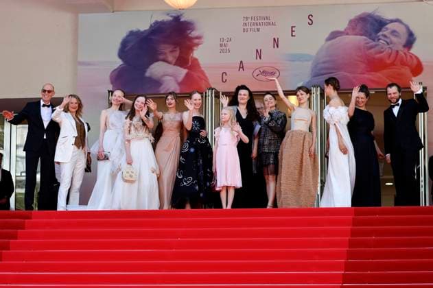 Lucas Schmidt, Maren Schmitt, Luzia Oppermann, Laeni Geiseler, guest, Susanne Wuest, Hanna Heckt, Mascha Schilinski, Lena Urzendowsky, Lea Drinda, Luise Heyer, Louise Peters and Fabian Gamper at the premiere of the feature film Sound of Falling at the Festival de Cannes 2025 78 Cannes International Film Festival at the Palais des Festivals Cannes, 14 05 2025 Foto:xD.xBedrosianx xFuturexImagex falling_5538