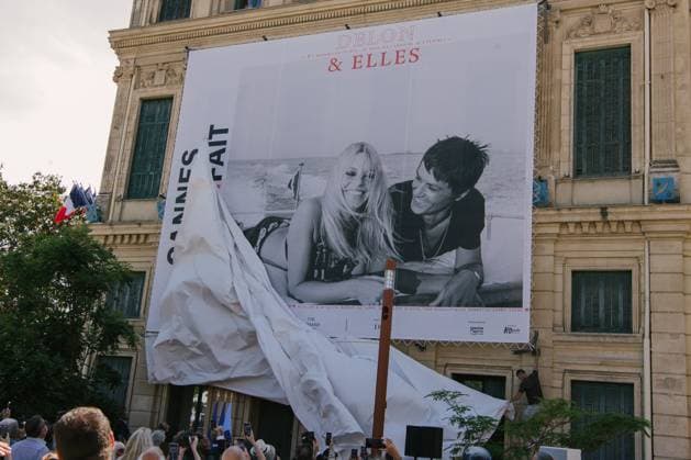 David Lisnard, Anouchka Delon and Thierry Frémaux at the inauguration of the 21st edition of the exhibition Cannes fait le mur Theme 2025 DELON ELLES at the 78th Cannes International Film Festival David Lisnard, Mayor of Cannes, Anouchka Delon, daughter of Alain Delon, Thierry Frémaux, General Delegate of the Cannes Film Festival and Rosalie Mann, founding president of The Human Prize, at the inauguration of the 21st edition of the exhibition Cannes fait le mur Theme 2025 DELON ELLES during the 78th Cannes International Film Festival, at Hôtel de Ville, 1 place Bernard Cornut Gentille, Cannes, France, May 14, 2025 From May 13 to June 13, 2025, as part of the 21st edition of Cannes fait le Mur , Cannes Town Hall, in partnership with th Copyright: xSamxDelpechx xBestimagexSamxDelpechx xBestimagex