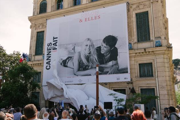 David Lisnard, Anouchka Delon and Thierry Frémaux at the inauguration of the 21st edition of the exhibition Cannes fait le mur Theme 2025 DELON ELLES at the 78th Cannes International Film Festival David Lisnard, Mayor of Cannes, Anouchka Delon, daughter of Alain Delon, Thierry Frémaux, General Delegate of the Cannes Film Festival and Rosalie Mann, founding president of The Human Prize, at the inauguration of the 21st edition of the exhibition Cannes fait le mur Theme 2025 DELON ELLES during the 78th Cannes International Film Festival, at Hôtel de Ville, 1 place Bernard Cornut Gentille, Cannes, France, May 14, 2025 From May 13 to June 13, 2025, as part of the 21st edition of Cannes fait le Mur , Cannes Town Hall, in partnership with th Copyright: xSamxDelpechx xBestimagexSamxDelpechx xBestimagex