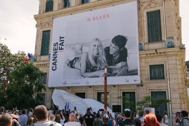 David Lisnard, Anouchka Delon and Thierry Frémaux at the inauguration of the 21st edition of the exhibition Cannes fait le mur Theme 2025 DELON ELLES at the 78th Cannes International Film Festival David Lisnard, Mayor of Cannes, Anouchka Delon, daughter of Alain Delon, Thierry Frémaux, General Delegate of the Cannes Film Festival and Rosalie Mann, founding president of The Human Prize, at the inauguration of the 21st edition of the exhibition Cannes fait le mur Theme 2025 DELON ELLES during the 78th Cannes International Film Festival, at Hôtel de Ville, 1 place Bernard Cornut Gentille, Cannes, France, May 14, 2025 From May 13 to June 13, 2025, as part of the 21st edition of Cannes fait le Mur , Cannes Town Hall, in partnership with th Copyright: xSamxDelpechx xBestimagexSamxDelpechx xBestimagex