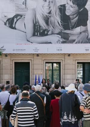 David Lisnard, Anouchka Delon and Thierry Frémaux at the inauguration of the 21st edition of the exhibition Cannes fait le mur Theme 2025 DELON ELLES at the 78th Cannes International Film Festival David Lisnard, Mayor of Cannes, Anouchka Delon, daughter of Alain Delon, Thierry Frémaux, General Delegate of the Cannes Film Festival and Rosalie Mann, founding president of The Human Prize, at the inauguration of the 21st edition of the exhibition Cannes fait le mur Theme 2025 DELON ELLES during the 78th Cannes International Film Festival, at Hôtel de Ville, 1 place Bernard Cornut Gentille, Cannes, France, May 14, 2025 From May 13 to June 13, 2025, as part of the 21st edition of Cannes fait le Mur , Cannes Town Hall, in partnership with th Copyright: xSamxDelpechx xBestimagexSamxDelpechx xBestimagex