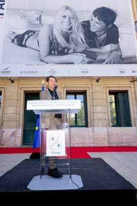 David Lisnard, Anouchka Delon and Thierry Frémaux at the inauguration of the 21st edition of the exhibition Cannes fait le mur Theme 2025 DELON ELLES at the 78th Cannes International Film Festival David Lisnard, Mayor of Cannes, Anouchka Delon, daughter of Alain Delon, Thierry Frémaux, General Delegate of the Cannes Film Festival and Rosalie Mann, founding president of The Human Prize, at the inauguration of the 21st edition of the exhibition Cannes fait le mur Theme 2025 DELON ELLES during the 78th Cannes International Film Festival, at Hôtel de Ville, 1 place Bernard Cornut Gentille, Cannes, France, May 14, 2025 From May 13 to June 13, 2025, as part of the 21st edition of Cannes fait le Mur , Cannes Town Hall, in partnership with th Copyright: xJACOVIDES-MOREAUx xBESTIMAGExJACOVIDES-MOREAUx xBESTIMAGEx