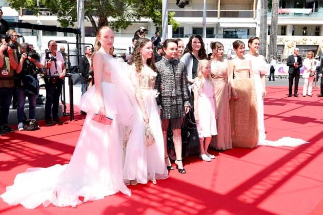 J Montée des marches du film Sound of salling lors du 78ème Festival International du Film de Cannes Luzia Oppermann, Laeni Geiseler, Lena Urzendowsky, Susanne Wüst, Mascha Schilinski, Hanna Heckt, guest, Lea Drinda, Luise Heyer Montée des marches du film Sound of salling lors du 78ème Festival International du Film de Cannes, au Palais des Festivals à Cannes On may 14th 2025 Jacovides Moreau Bestimage Red carpet for the movie Sound of falling during the 78th Cannes International Film Festival at the Palais des Festivals in Cannes, France On may 14th 2025 Cannes France  Copyright: xJACOVIDES-MOREAUx xBESTIMAGExJACOVIDES-MOREAUx xBESTIMAGEx