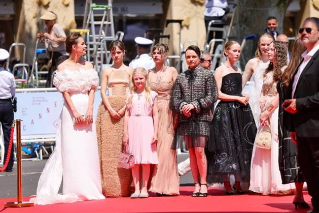 J Montée des marches du film Sound of salling lors du 78ème Festival International du Film de Cannes Luise Heyer, Lea Drinda, Hanna Heckt, a guest, Lena Urzendowsky, Susanne Wüst, Luzia Oppermann, Laeni Geiseler Montée des marches du film Sound of salling lors du 78ème Festival International du Film de Cannes, au Palais des Festivals à Cannes On may 14th 2025 Jacovides Moreau Bestimage Red carpet for the movie Sound of falling during the 78th Cannes International Film Festival at the Palais des Festivals in Cannes, France On may 14th 2025 Cannes France  Copyright: xJACOVIDES-MOREAUx xBESTIMAGExJACOVIDES-MOREAUx xBESTIMAGEx