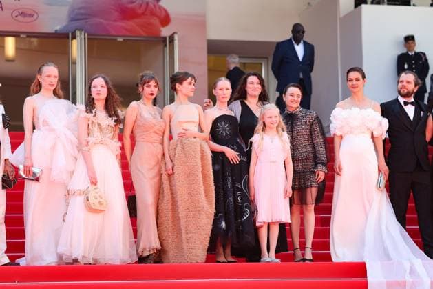 J Montée des marches du film Sound of salling lors du 78ème Festival International du Film de Cannes Luzia Oppermann, Laeni Geiseler, guest, Lea Drinda, Susanne Wüst, Hanna Heckt, Mascha Schilinski, Lena Urzendowsky, Luise Heyer, Fabian Gamper Montée des marches du film Sound of salling lors du 78ème Festival International du Film de Cannes, au Palais des Festivals à Cannes On may 14th 2025 Jacovides Moreau Bestimage Red carpet for the movie Sound of falling during the 78th Cannes International Film Festival at the Palais des Festivals in Cannes, France On may 14th 2025 Cannes France  Copyright: xJACOVIDES-MOREAUx xBESTIMAGExJACOVIDES-MOREAUx xBESTIMAGEx