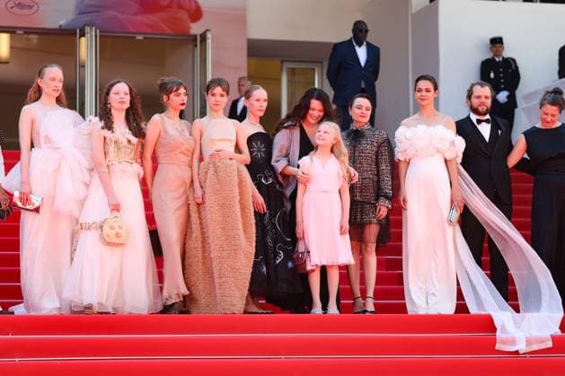 J Montée des marches du film Sound of salling lors du 78ème Festival International du Film de Cannes Luzia Oppermann, Laeni Geiseler, guest, Lea Drinda, Susanne Wüst, Hanna Heckt, Mascha Schilinski, Lena Urzendowsky, Luise Heyer, Fabian Gamper, Louise Peters Montée des marches du film Sound of salling lors du 78ème Festival International du Film de Cannes, au Palais des Festivals à Cannes On may 14th 2025 Jacovides Moreau Bestimage Red carpet for the movie Sound of falling during the 78th Cannes International Film Festival at the Palais des Festivals in Cannes, France On may 14th 2025 Cannes France  Copyright: xJACOVIDES-MOREAUx xBESTIMAGExJACOVIDES-MOREAUx xBESTIMAGEx