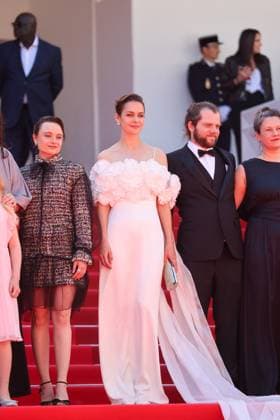 J Montée des marches du film Sound of salling lors du 78ème Festival International du Film de Cannes Lena Urzendowsky, Luise Heyer, Fabian Gamper, Louise Peters Montée des marches du film Sound of salling lors du 78ème Festival International du Film de Cannes, au Palais des Festivals à Cannes On may 14th 2025 Jacovides Moreau Bestimage Red carpet for the movie Sound of falling during the 78th Cannes International Film Festival at the Palais des Festivals in Cannes, France On may 14th 2025 Cannes France  Copyright: xJACOVIDES-MOREAUx xBESTIMAGExJACOVIDES-MOREAUx xBESTIMAGEx